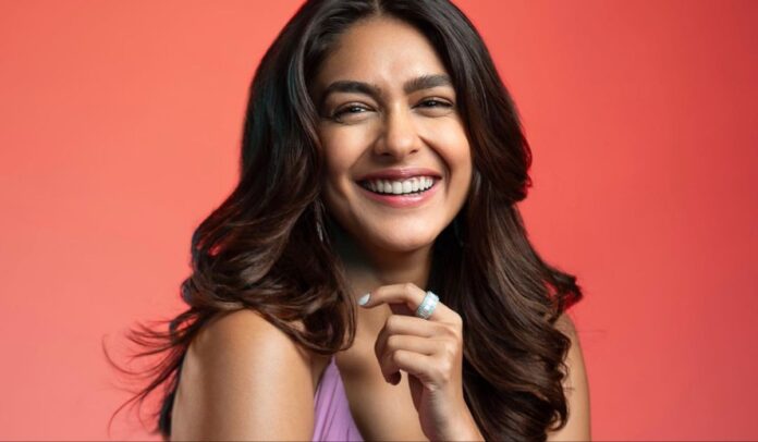 Mrunal Thakur की इन फिल्मों और वेब सीरीज ने जीता फैंस का दिल, टीवी के बाद ओटीटी पर भी मचा चुकी हैं धमाल