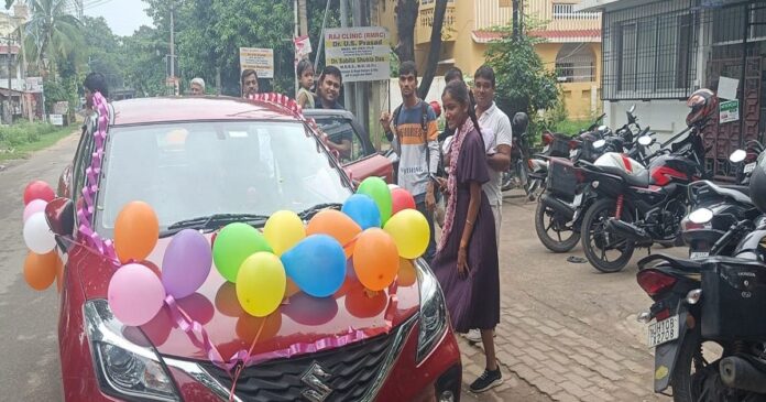 मिठाइयां बांटी, कार सजायी, बेटी हुई तो बैंड-बाजे के साथ अस्पताल से घर ले गया ये दंपती, देखें तस्वीरें