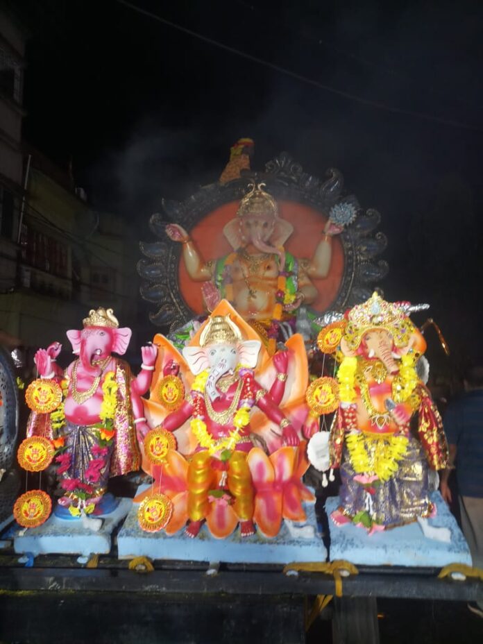 नम आंखों से भारी बारिश के बीच दी गई गणपति बप्पा को विदाई