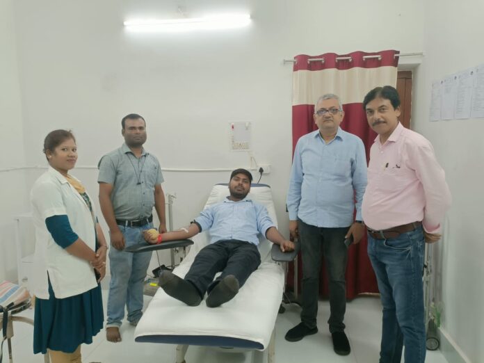 रक्तदान करते हुए डॉ० विकाश कुमार
